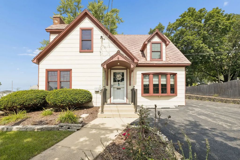 6 E Washington Street, Oswego