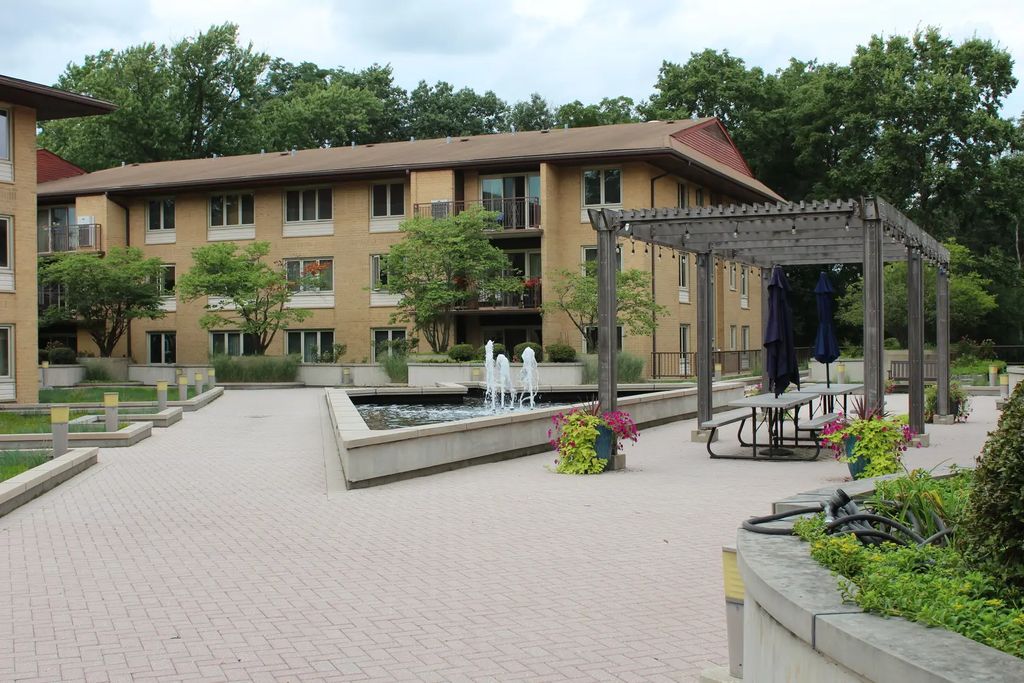 2400 W Talcott Road 223, Park Ridge