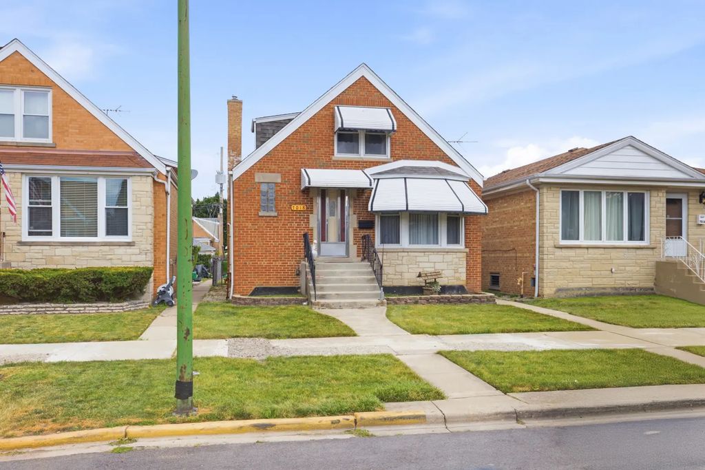 7018 W Newport Avenue, Chicago