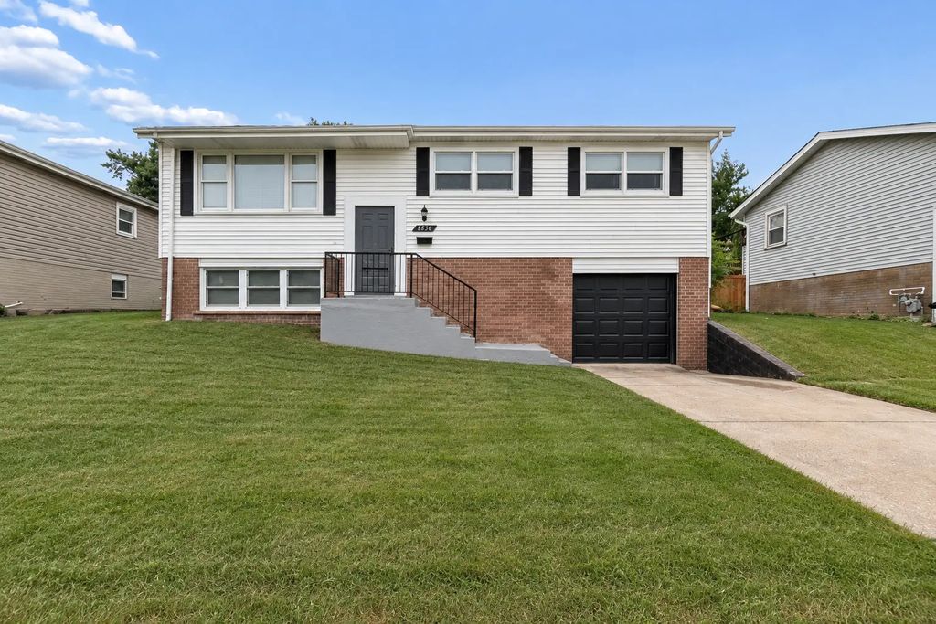 8836 Oakwood Drive, Hickory Hills