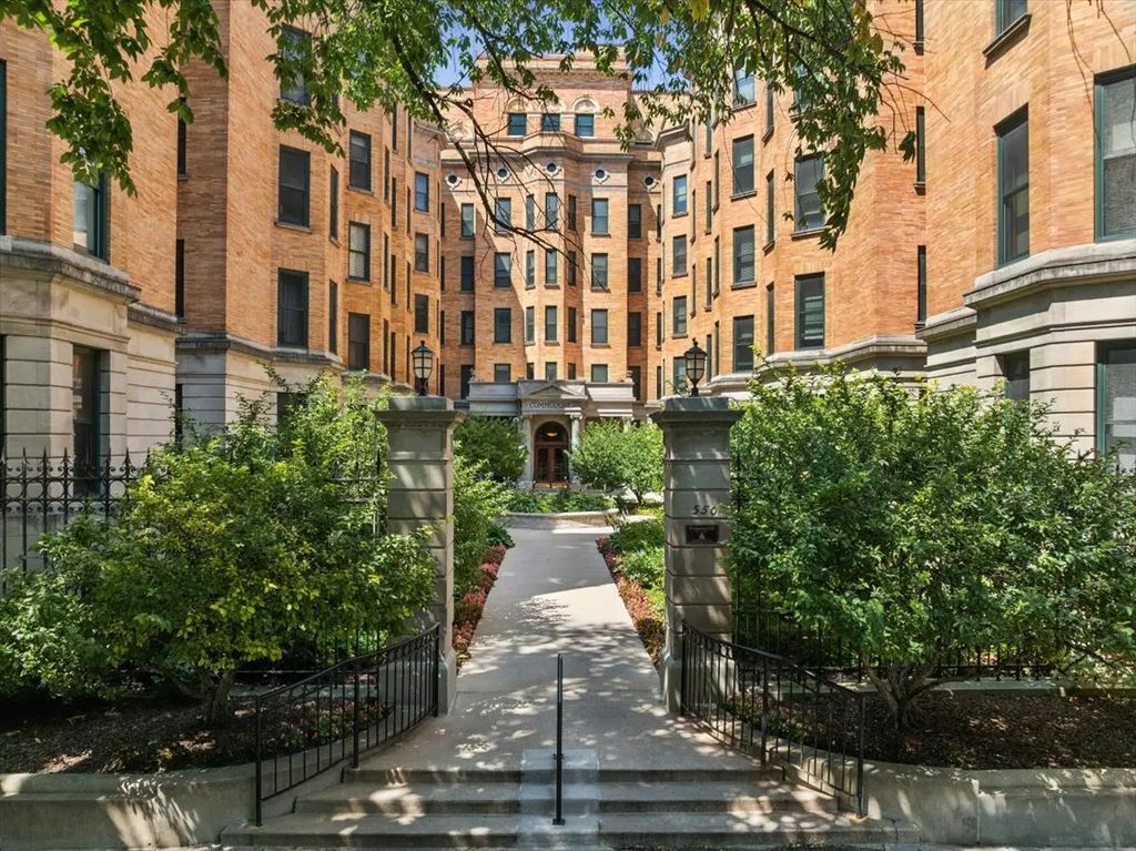550 W Surf Street 104, Chicago, 60657