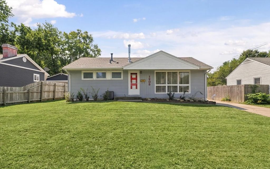 1205 E Fairlawn Drive, Urbana