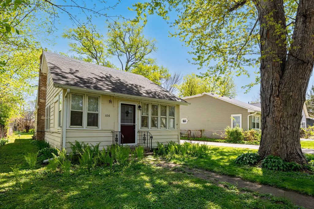 105 Edgewood Avenue, Crystal Lake