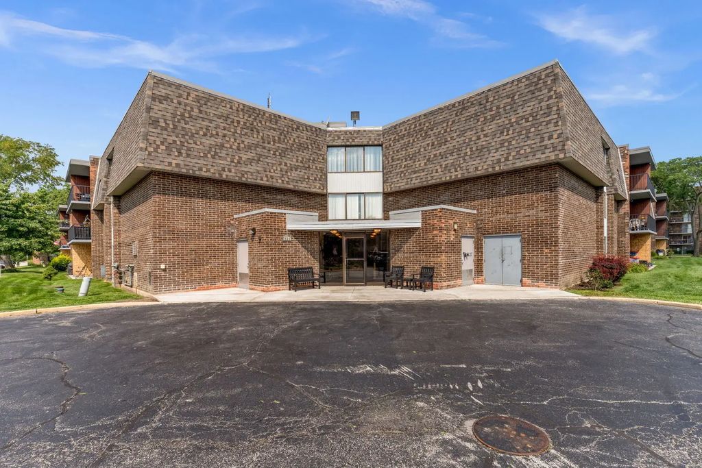 924 S Lake Court 105, Westmont