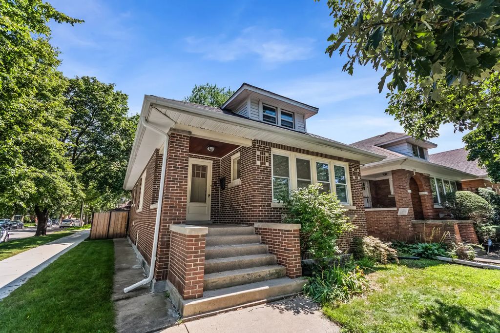 7457 N Maplewood Avenue, Chicago