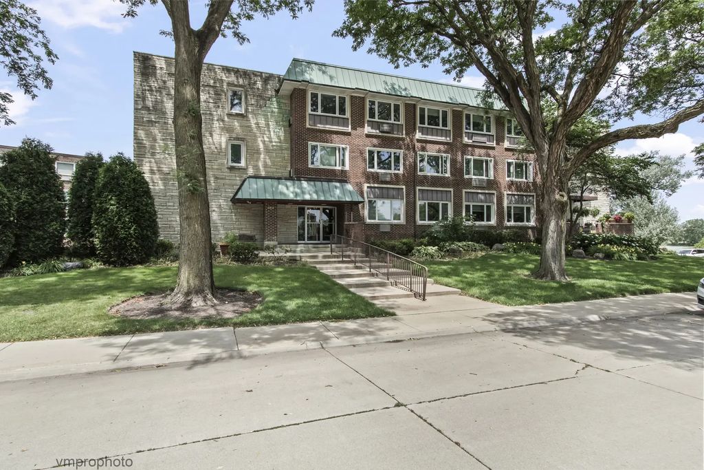 2812 E Bel Aire Drive 303, Arlington Heights