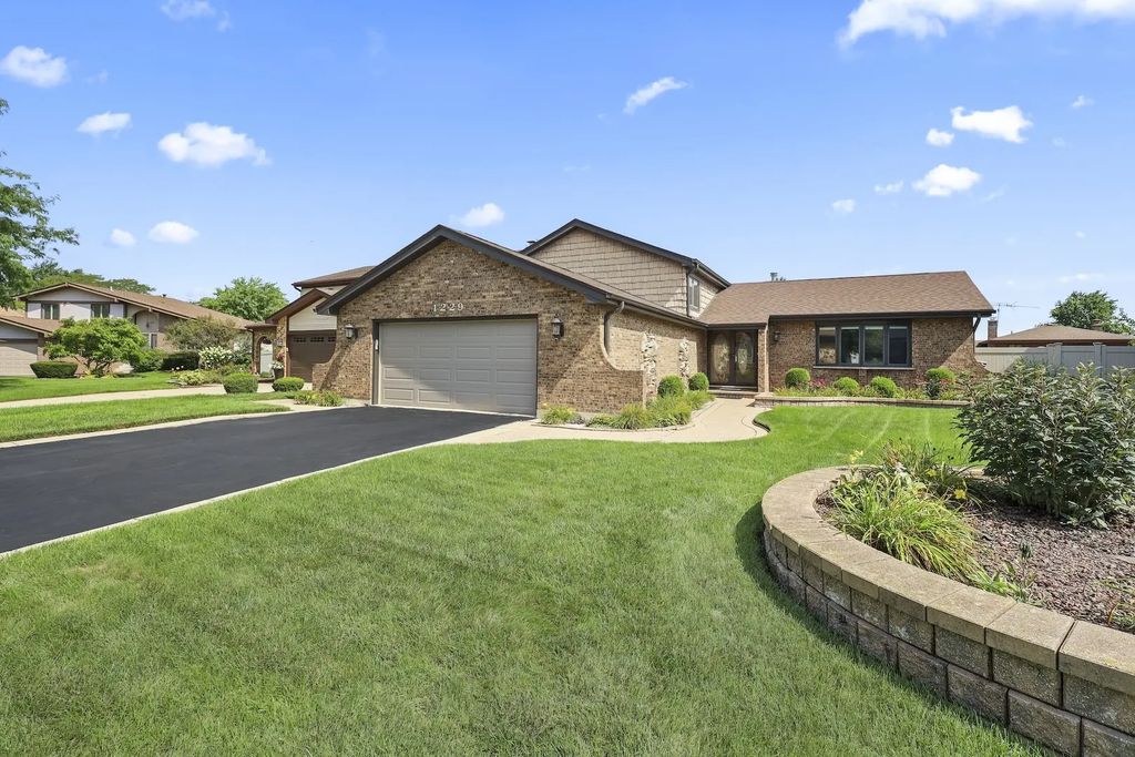 1229 Anvil Court, Addison