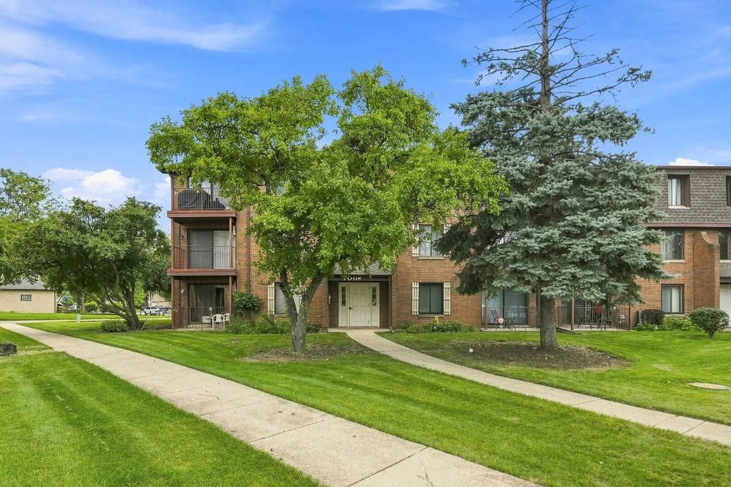 700 N Briar Hill Lane 5, Addison