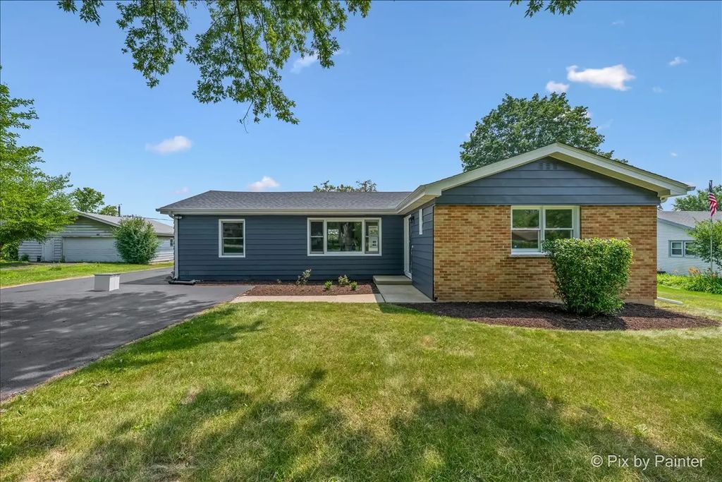 355 Hilltop Drive, North Aurora