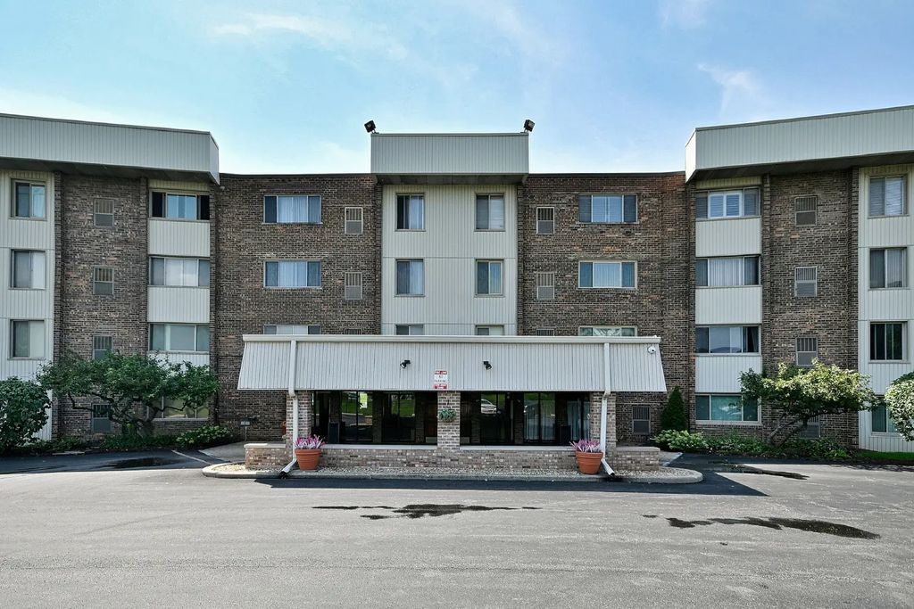 841 N York Road 226, Elmhurst