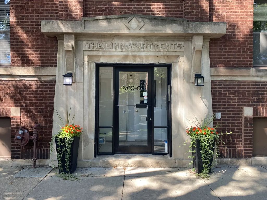 1900 W Byron Street 2, Chicago, 60618