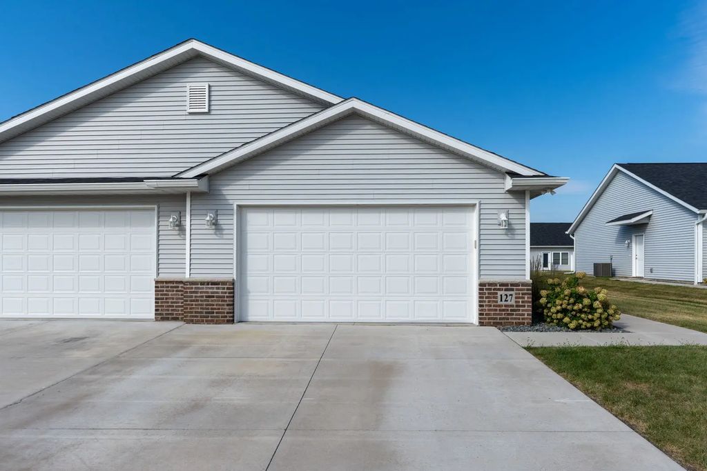127 Beacon Harbor Parkway, East Moline