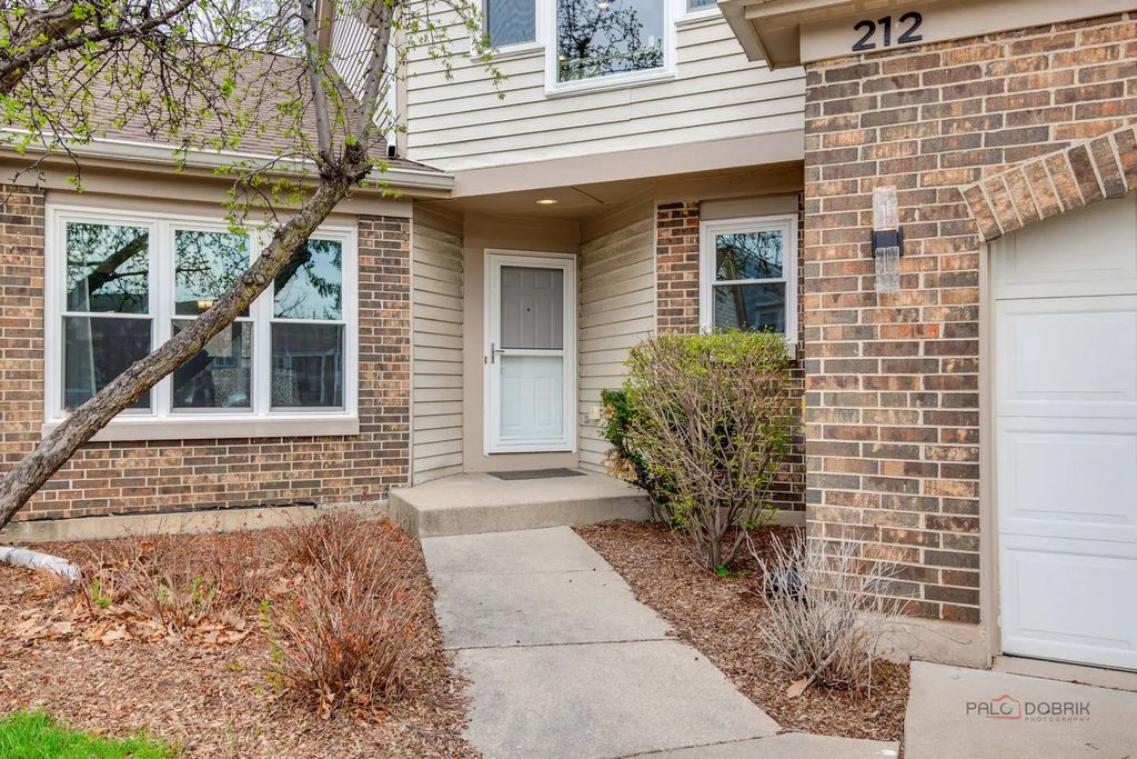 212 Willow Parkway, Buffalo Grove
