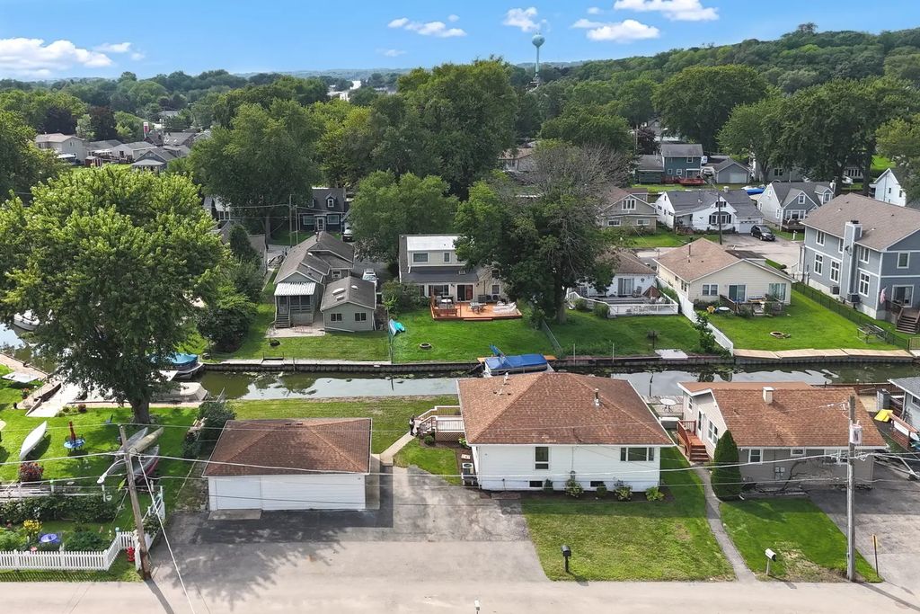 28 Lakeside Lane, Fox Lake