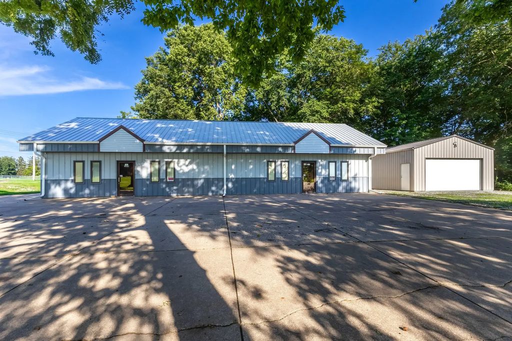 1698 Iowa Drive, Leclaire