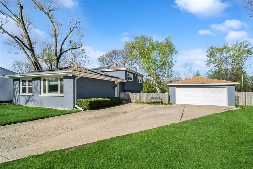 1230 Greenwood Court, Deerfield
