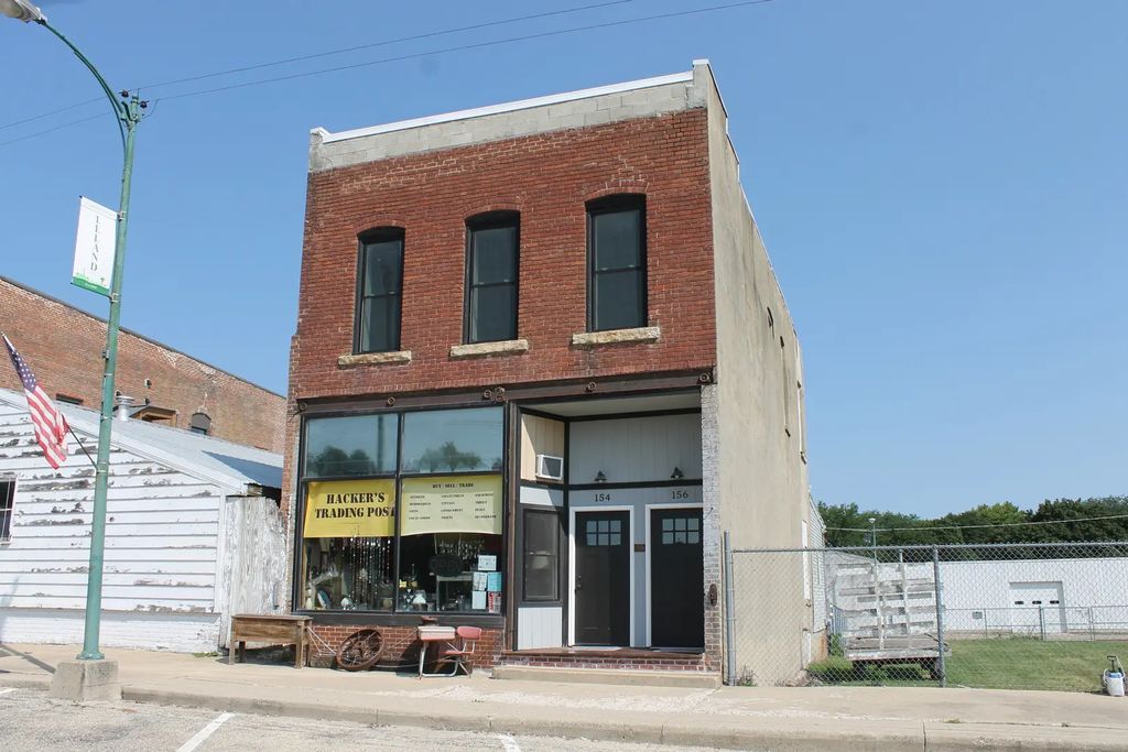 154-156 E Railroad Street, Leland