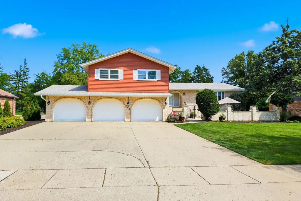 705 Ruskin Drive, Elk Grove Village
