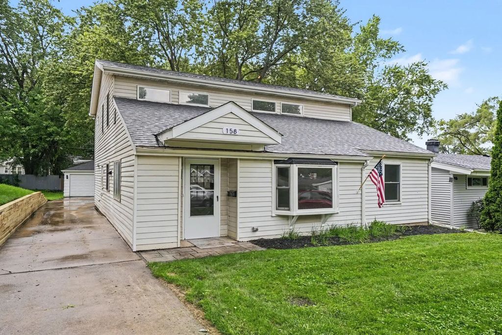 158 N Prairie Avenue, Mundelein