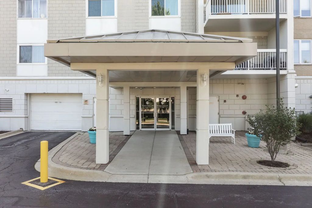 2020 Saint Regis Drive 605, Lombard