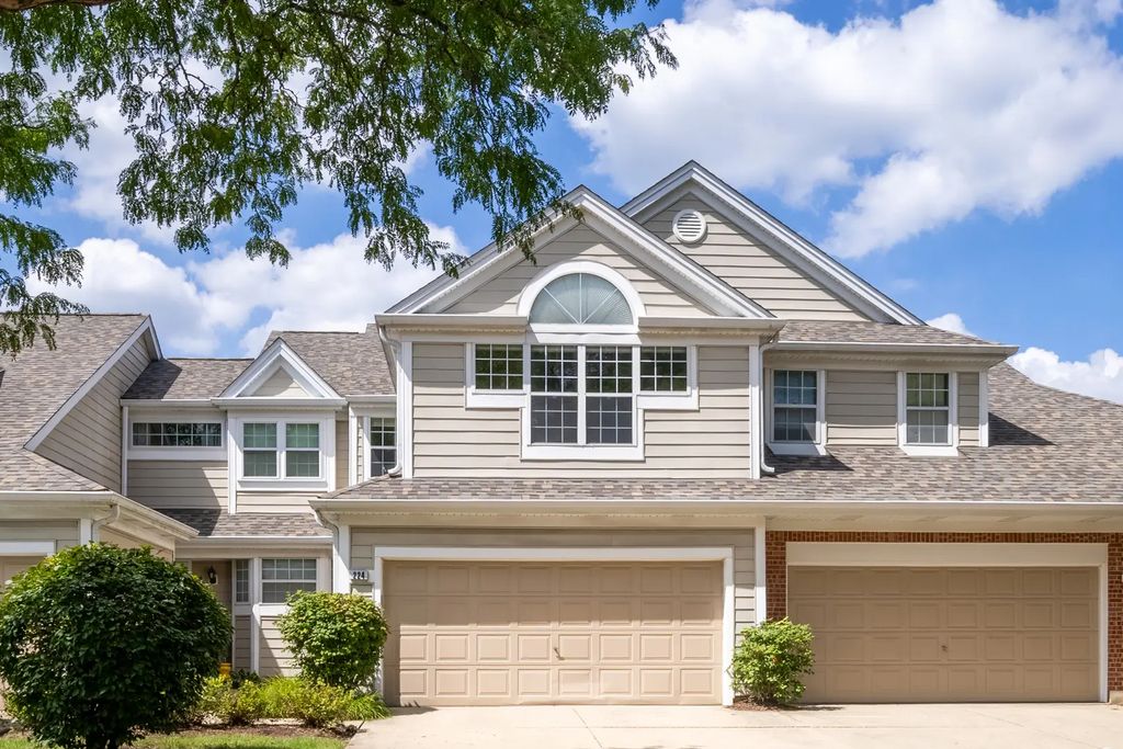 224 Woodstone Circle, Buffalo Grove