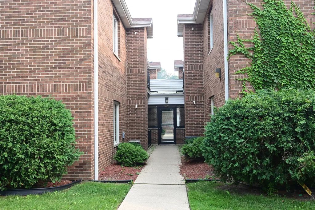 5805 W Eddy Street 1d, Chicago, 60634
