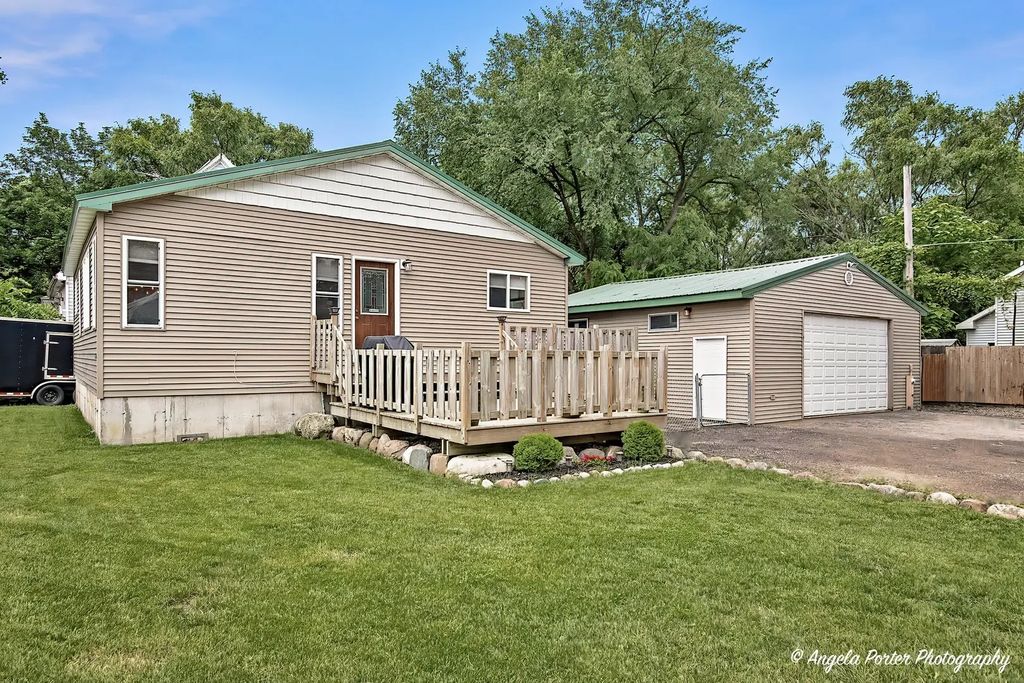 39 Fairfax Road, Fox Lake