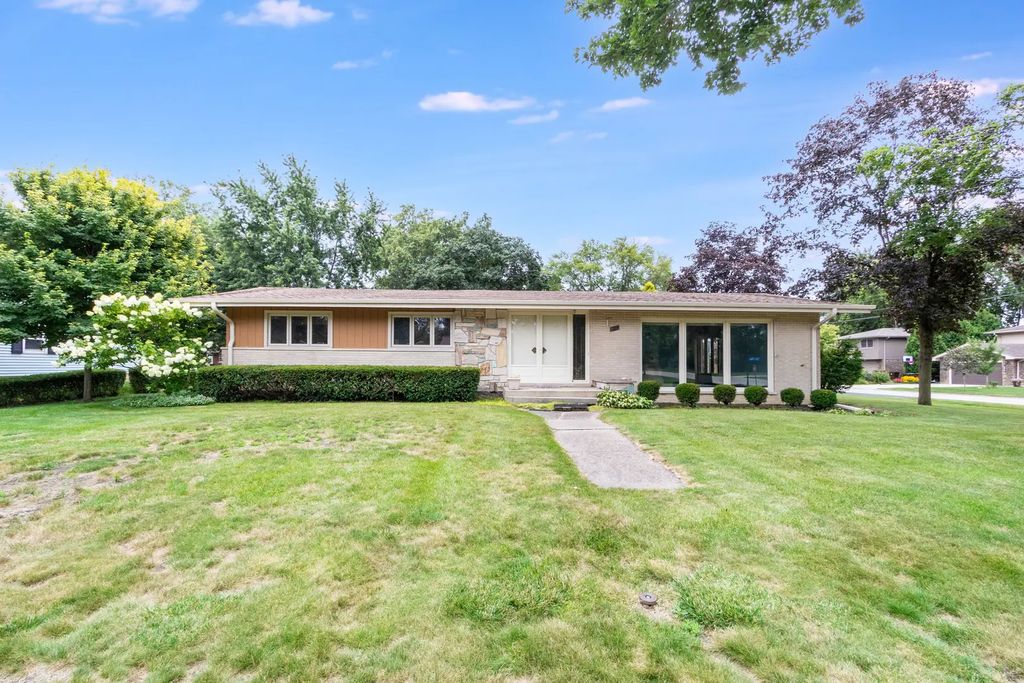 642 Country Lane, Beecher