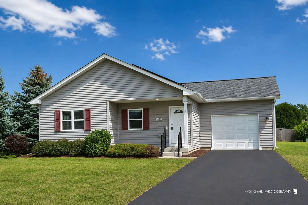 1410 Thomas Drive, Woodstock
