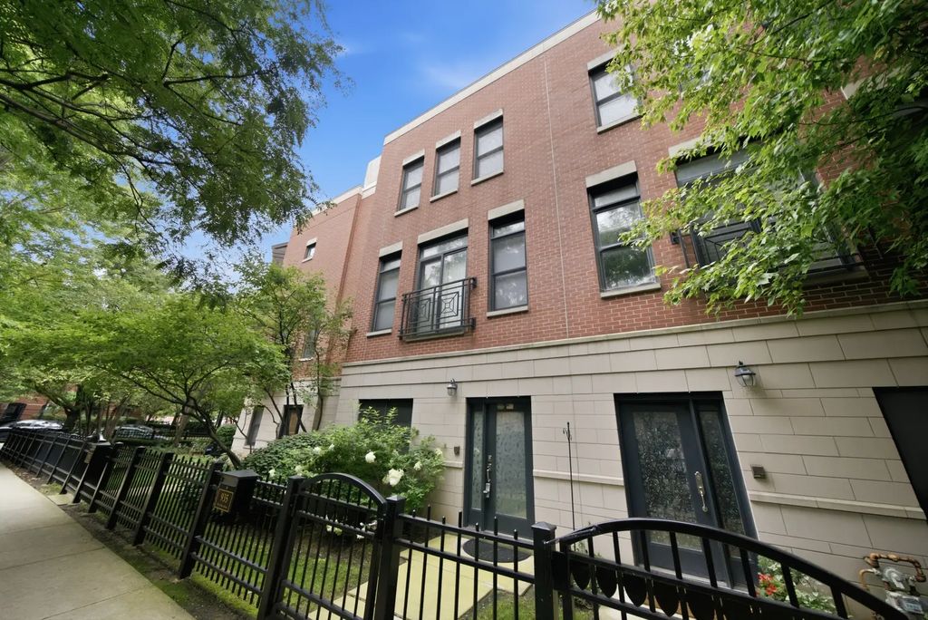 935 W College Parkway, Chicago