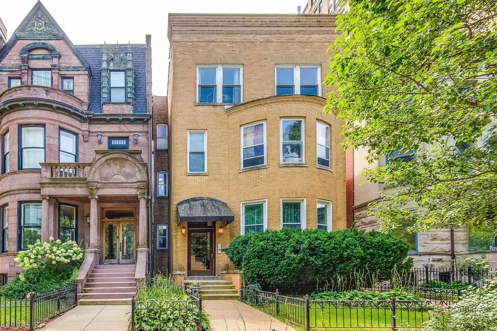 421 W Oakdale Avenue 4, Chicago, 60657