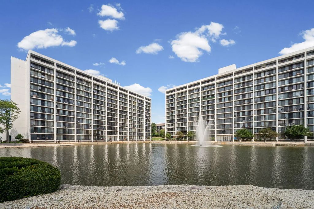 2005 S Finley Road 212, Lombard