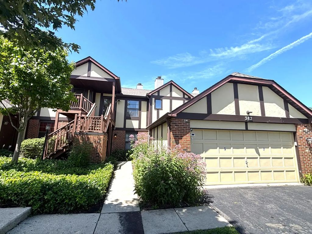 382 Sandhurst Circle 7, Glen Ellyn