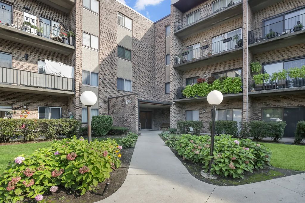 725 W Huntington Commons Road 306, Mount Prospect