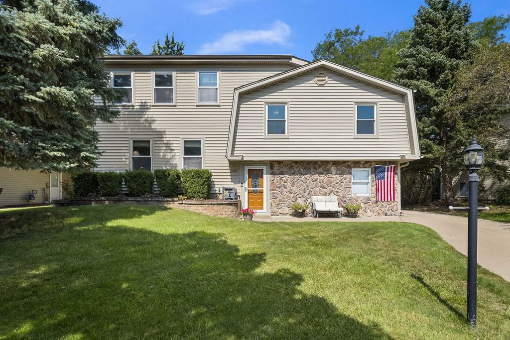1476 Worden Way, Elk Grove Village
