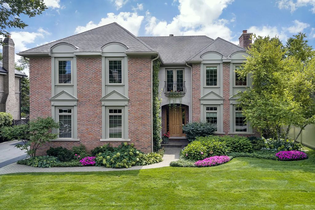 911 Queens Lane, Glenview