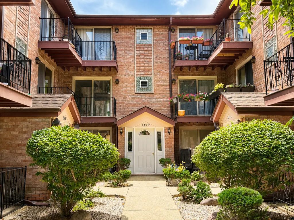 5819 W Higgins Avenue 2d, Chicago, 60630