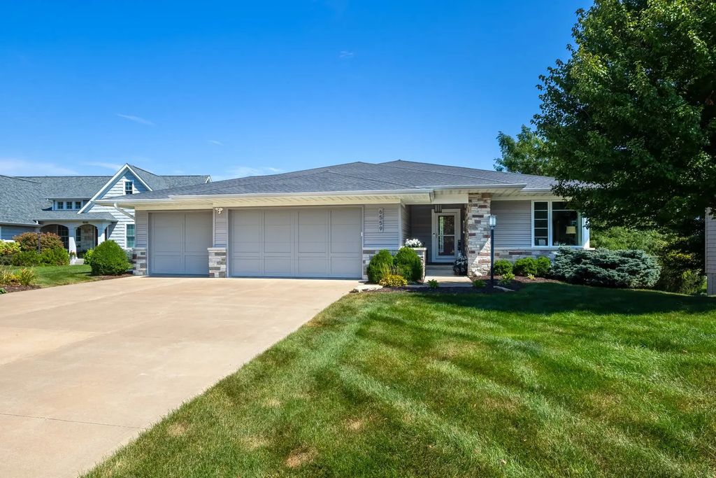 6559 Blackberry Lane, Bettendorf