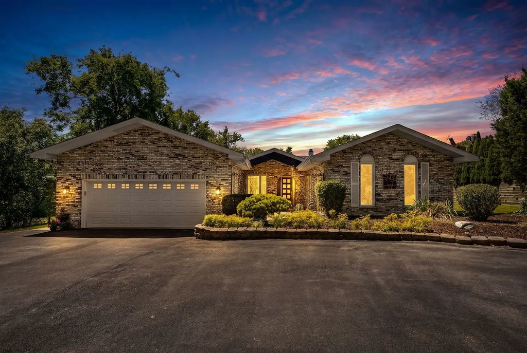 11s056 Madison Street, Burr Ridge