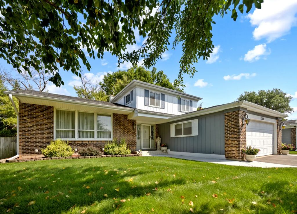 1225 N Basswood Lane, Mount Prospect
