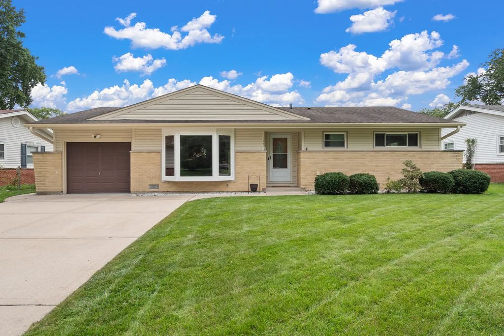 109 Crest Avenue, Elk Grove Village