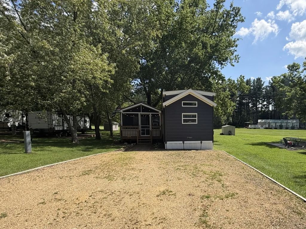 15-35 Woodhaven Lakes, Sublette
