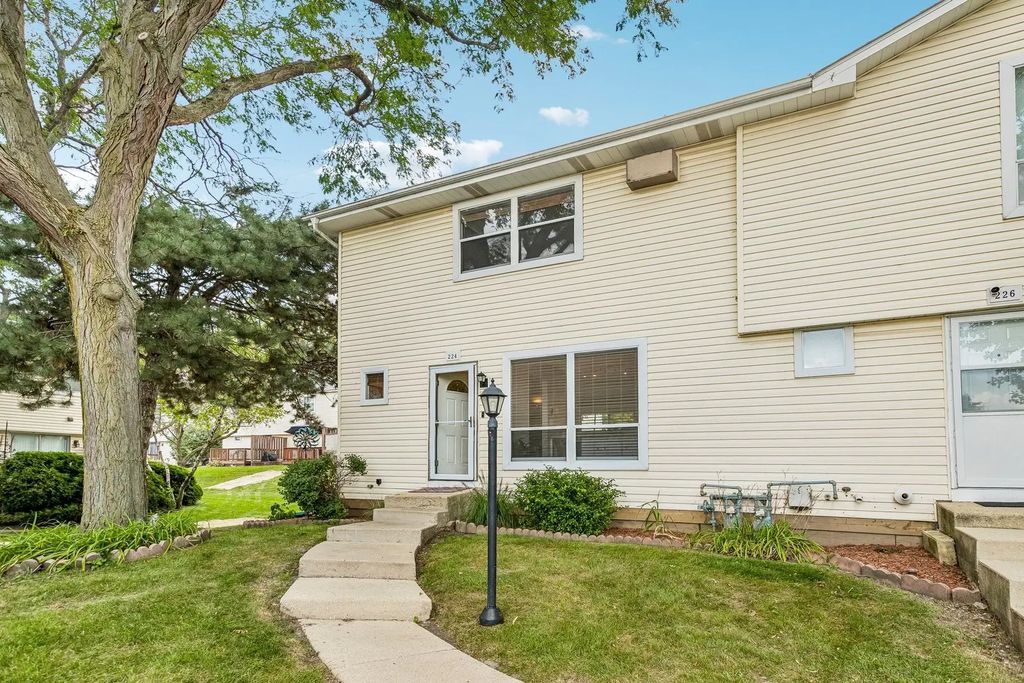 224 Raintree Court, Aurora