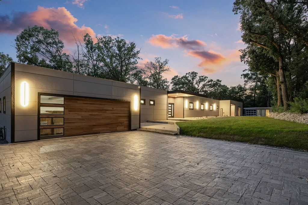 12604 S Pawnee Road, Palos Park
