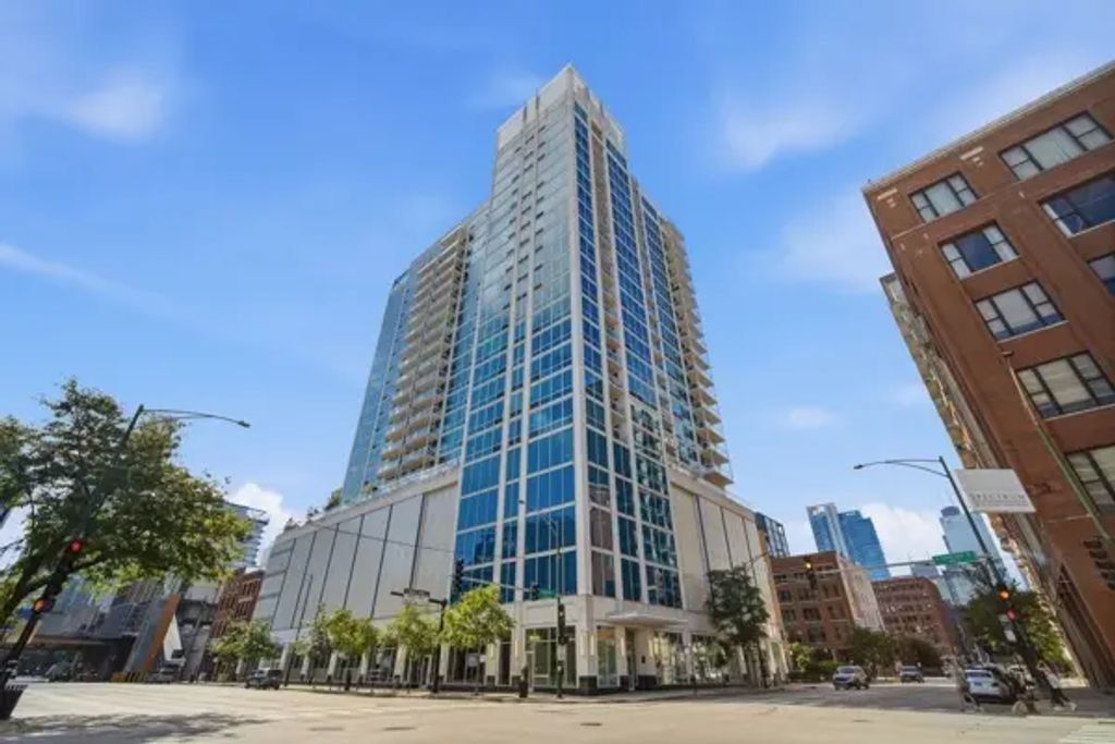 757 N Orleans Street 1012, Chicago, 60654
