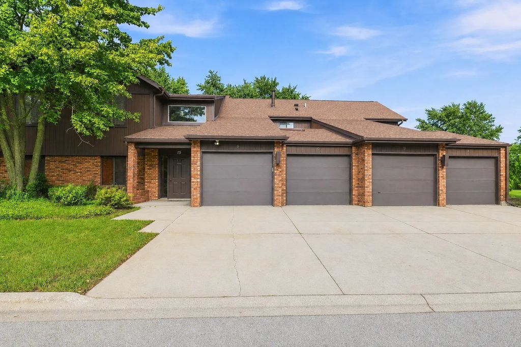 15 Creekside Circle C, Elgin