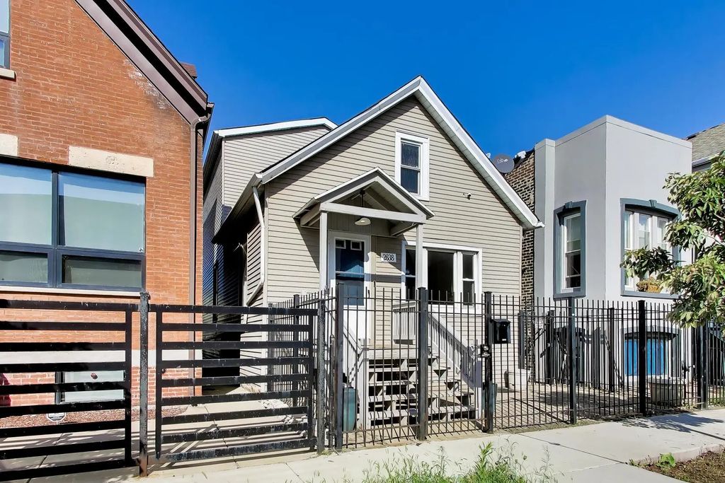 2638 W Grand Avenue, Chicago