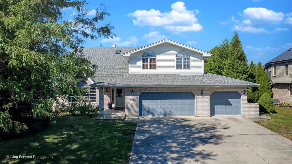 8220 Rutherford Drive, Woodridge