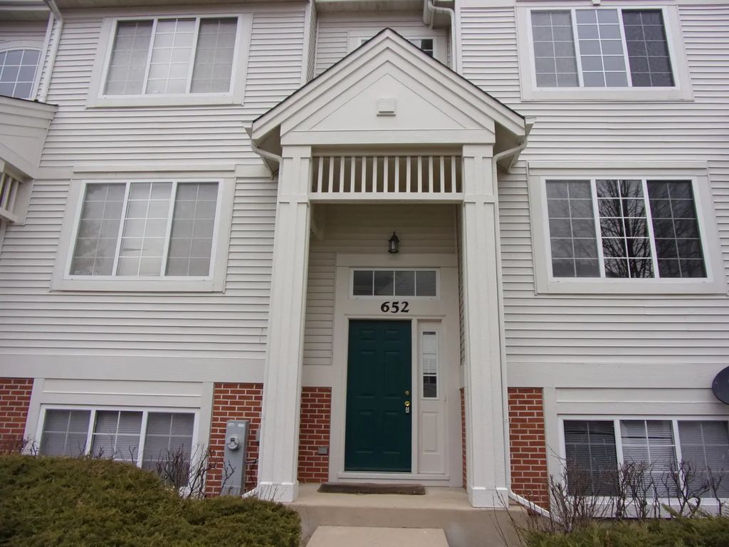 652 S Rosehall Lane, Round Lake