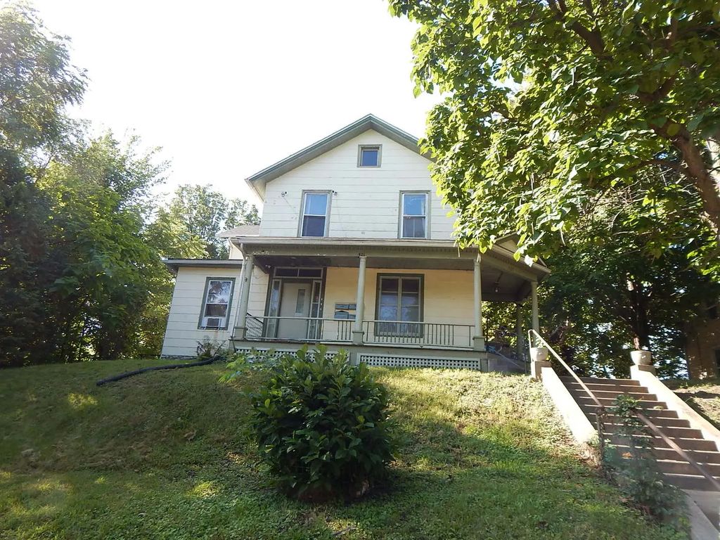 421 E 7th Street, Davenport